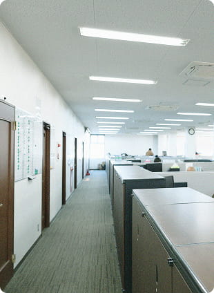 オフィスで働く様子