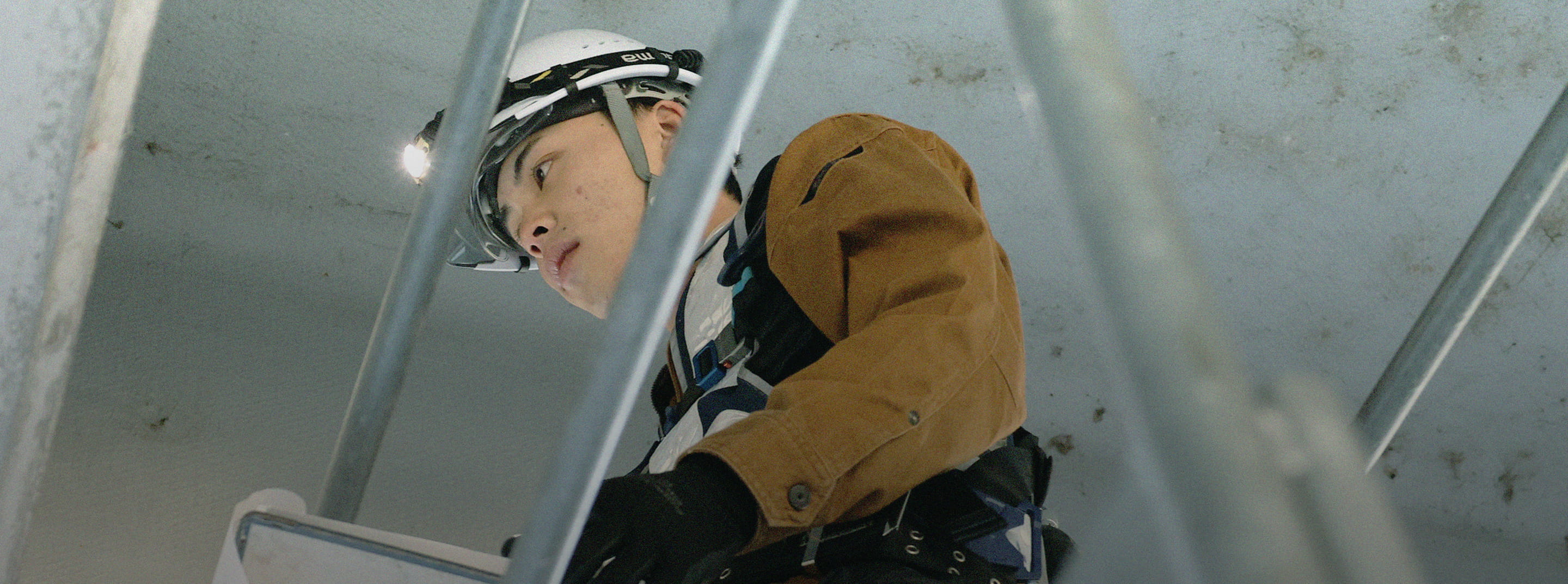 建設現場で作業する社員